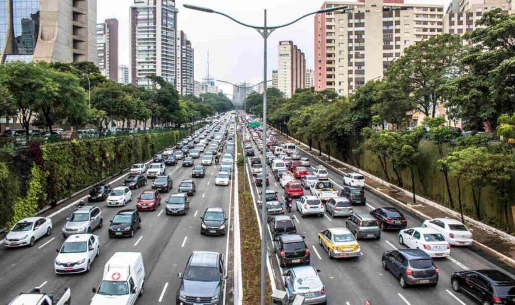 automóveis na rua