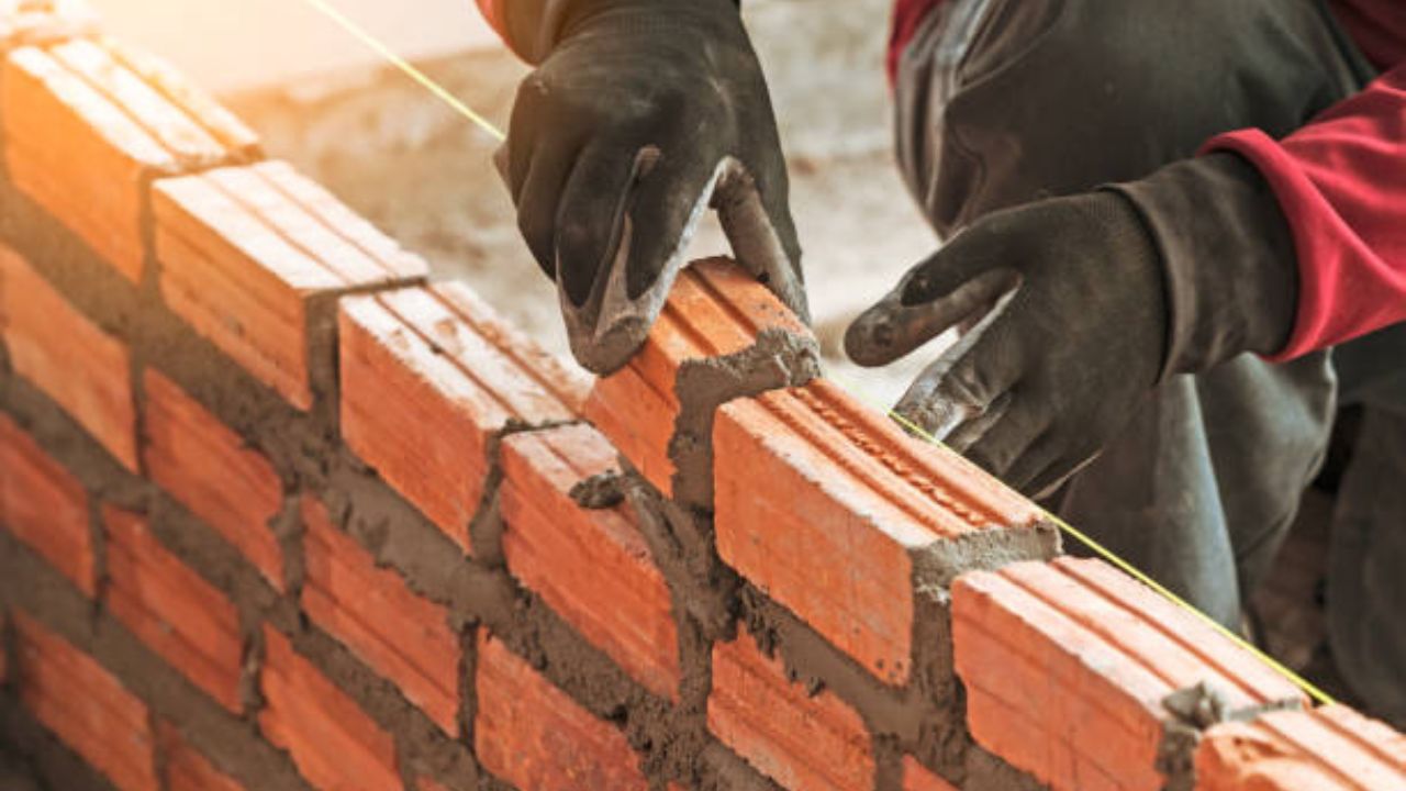 Quais são os tipos de tijolos utilizados na construção e o que eles representam economicamente