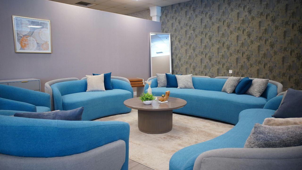 A volta das formas curvas e estofados: como criar espaços mais suaves, seguros e vintage.